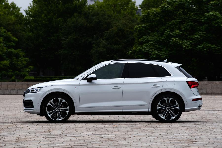  Audi Q5 55 TFSI e Quattro S-Line 2019 года  (WW) (фото 10 из 43)